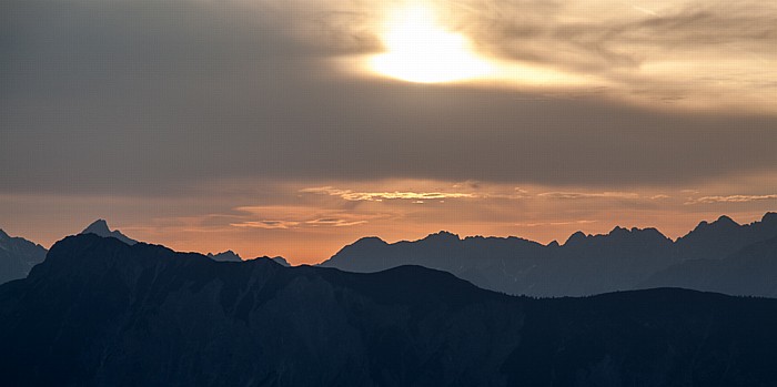 Hochoetz Blick von der Bielefelder Hütte: Sonnenuntergang über Tschirgant (unten) und Lechtaler Alpen