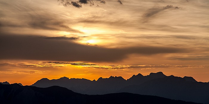 Blick von der Bielefelder Hütte: Sonnenuntergang über Tschirgant (unten) und Lechtaler Alpen Hochoetz