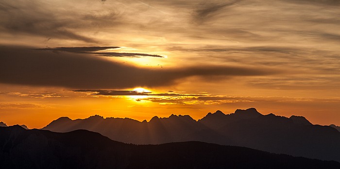 Blick von der Bielefelder Hütte: Sonnenuntergang über Tschirgant (unten) und Lechtaler Alpen Hochoetz