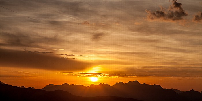 Blick von der Bielefelder Hütte: Sonnenuntergang über Tschirgant (unten) und Lechtaler Alpen Hochoetz