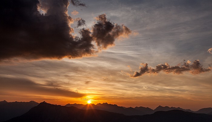 Hochoetz Blick von der Bielefelder Hütte: Sonnenuntergang über Tschirgant (unten) und Lechtaler Alpen