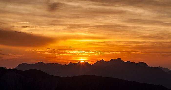 Blick von der Bielefelder Hütte: Sonnenuntergang über Tschirgant (unten) und Lechtaler Alpen Hochoetz