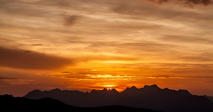 Hochoetz Blick von der Bielefelder Hütte: Sonnenuntergang über Tschirgant (unten) und Lechtaler Alpen