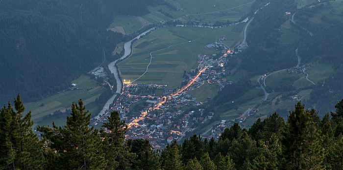 Hochoetz Blick von der Bielefelder Hütte (v.l.): Oetz und Oetztaler Ache im Ötztal