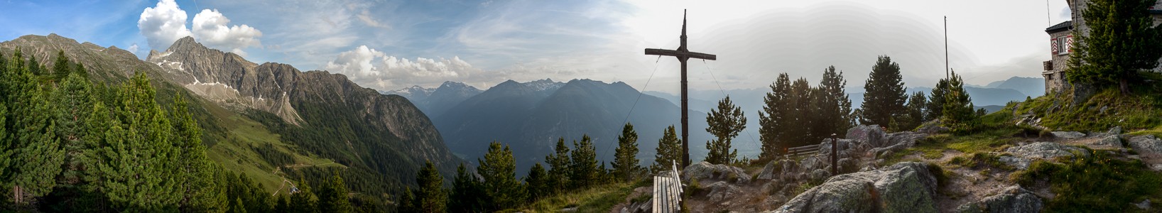 Hochoetz Blick von der Bielefelder Hütte: Stubaier Alpen (links) und Ötztaler Alpen