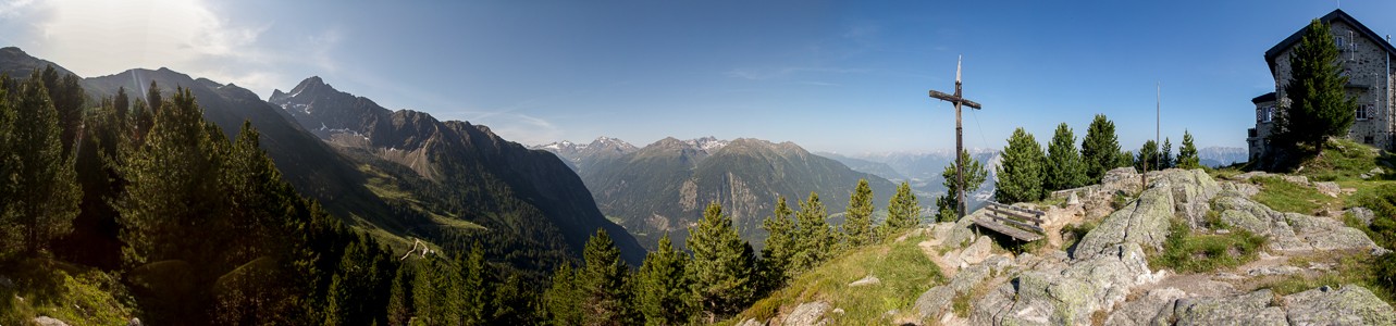 Hochoetz Blick von der Bielefelder Hütte: Stubaier Alpen (links), Ötztal und Ötztaler Alpen