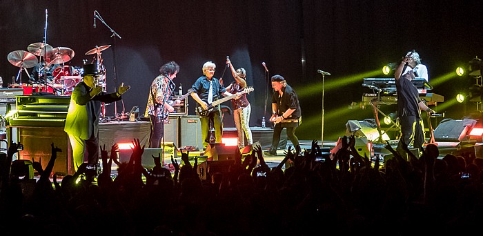 Olympiahalle: Toto München V.l.: David Paich, Steve Lukather, David Hungate, Jenny Douglas-Foote, Joseph Williams, Mabvuto Carpenter, Steve Porcaro