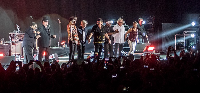 Olympiahalle: Toto München V.l.: Lenny Castro (percussion), David Paich (keyboards, vocals), Steve Lukather (guitars, vocals, keyboards), David Hungate (bass guitar), Joseph Williams (vocals), Mabvuto Carpenter (backup vocals), Steve Porcaro (keyboards, synthesizers, vocals), Jenny Douglas-Foote (backup vocals), Shannon Forrest (drums, percussion)