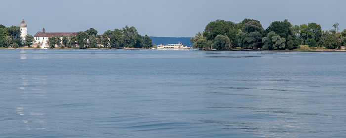 Schiff der Chiemseeschifffahrt zwischen Fraueninsel (Frauenchiemsee) und Krautinsel (rechts) Chiemsee