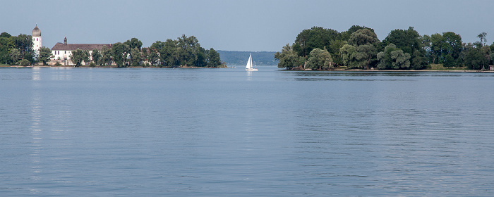 Chiemsee Segelboot zwischen Fraueninsel (Frauenchiemsee) und Krautinsel (rechts)