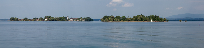 Fraueninsel (Frauenchiemsee, mit Kloster Frauenwörth) und Krautinsel (rechts) Chiemsee