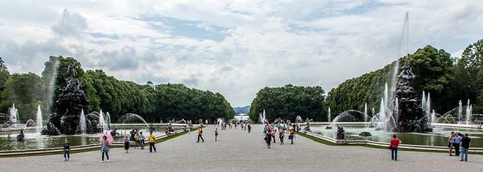 Schlosspark Herrenchiemsee: Fortunabrunnen (links) und Famabrunnen Herreninsel