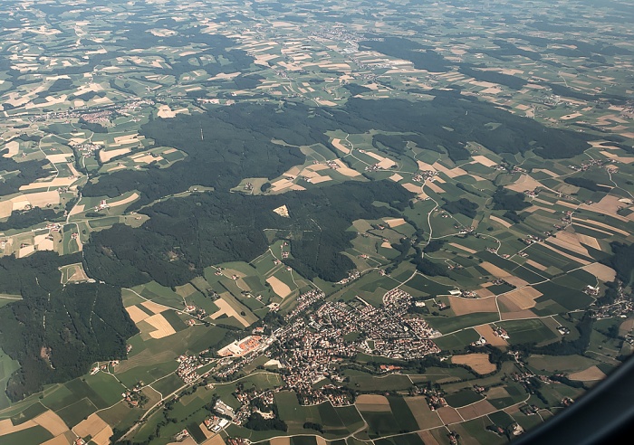 Bayern - Landkreis Erding: Isental und Isen 2015-07-22 Flug DLA8196 München Franz Josef Strauß (MUC/EDDM) - Florenz (FLR/LIRQ) Sankt Wolfgang Luftbild aerial photo