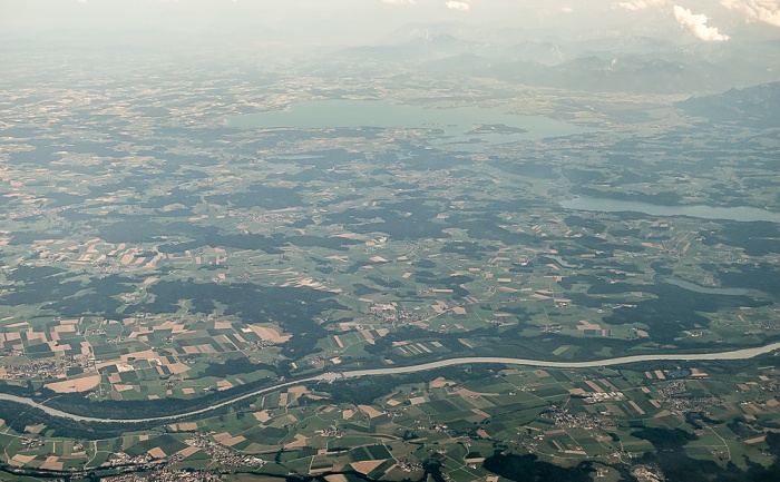 Bayern - Landkreis Rosenheim: Chiemsee (mit u.a. Herrenchiemsee) und Chiemgauer Alpen 2015-07-22 Flug DLA8196 München Franz Josef Strauß (MUC/EDDM) - Florenz (FLR/LIRQ) Hofstätter See Rinsersee Simssee Luftbild aerial photo