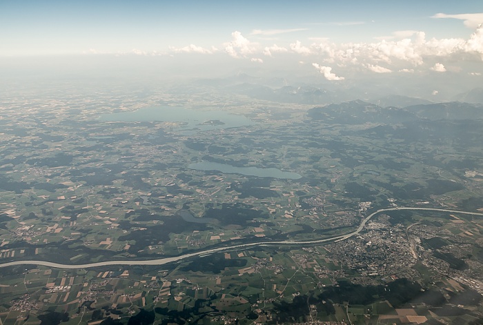 Bayern - Landkreis Rosenheim: Chiemsee (mit u.a. Herrenchiemsee) und Chiemgauer Alpen 2015-07-22 Flug DLA8196 München Franz Josef Strauß (MUC/EDDM) - Florenz (FLR/LIRQ) Hofstätter See Rinsersee Simssee Luftbild aerial photo