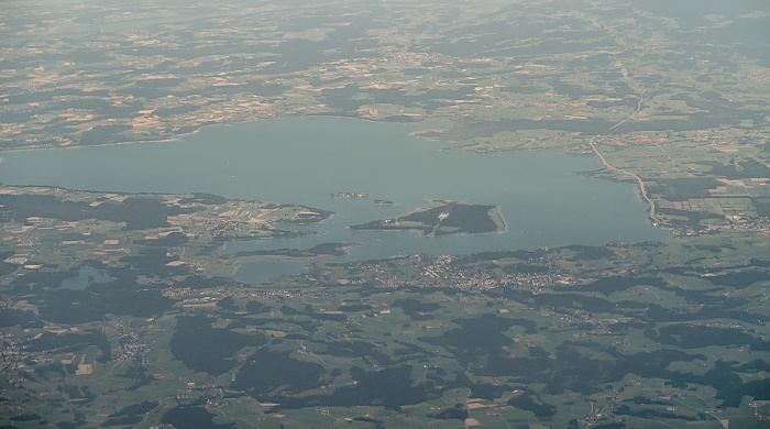 Bayern - Landkreis Rosenheim: Chiemsee 2015-07-22 Flug DLA8196 München Franz Josef Strauß (MUC/EDDM) - Florenz (FLR/LIRQ) Bundesautobahn A 8 Eggstätt-Hemhofer Seenplatte Langbürgner See Luftbild aerial photo