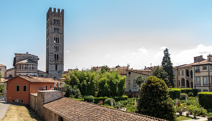 Blick vom Befestigungswall (Mura di Lucca): Basilica di San Frediano und Palazzo Pfanner Lucca