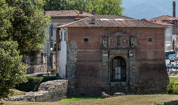 Blick vom Befestigungswall (Mura di Lucca): Antica Porta San Donato Lucca