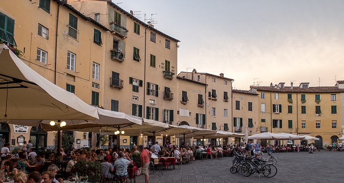 Centro Storico: Piazza dell'Anfiteatro Lucca