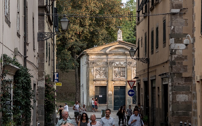 Centro Storico: Via San Girolamo, Oratorio della Madonnina, Befestigungswall (Mura di Lucca) Lucca