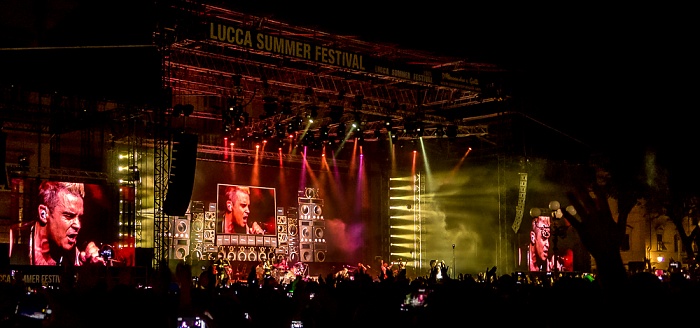 Piazza Napoleone (Lucca Summer Festival): Robbie Williams Lucca We Will Rock You / I Love Rock 'n' Roll