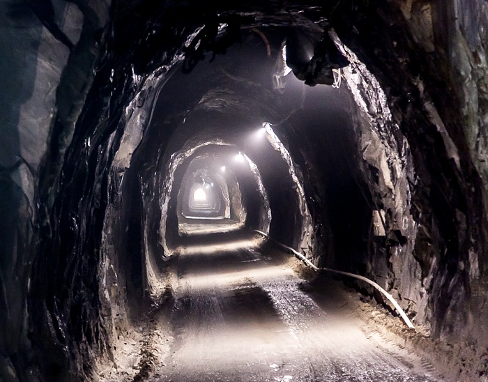 Carrara Apuanische Alpen (Bacino di Fantiscritti): Tunnel zum unterirdischen Marmor-Steinbruch Galeria Ravaccione Marmor-Steinbrüche