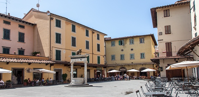 Pistoia Centro Storico:  Piazza della Sala Pozzo del Leoncino