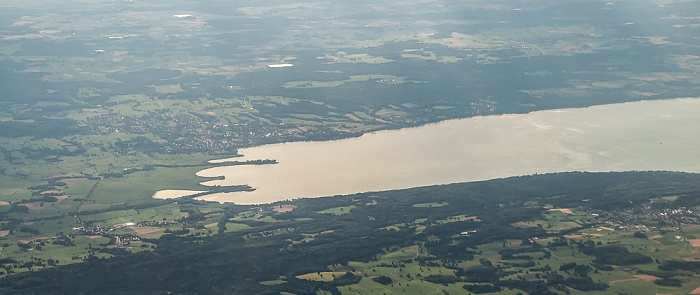 Bayern - Ammersee: Landkreis Starnberg (unten, Ostufer), Landkreis Landsberg am Lech (oben, Westufer) 2015-07-26 Flug DLA8197 Florenz (FLR/LIRQ) - München Franz Josef Strauß (MUC/EDDM) Dießen am Ammersee Luftbild aerial photo