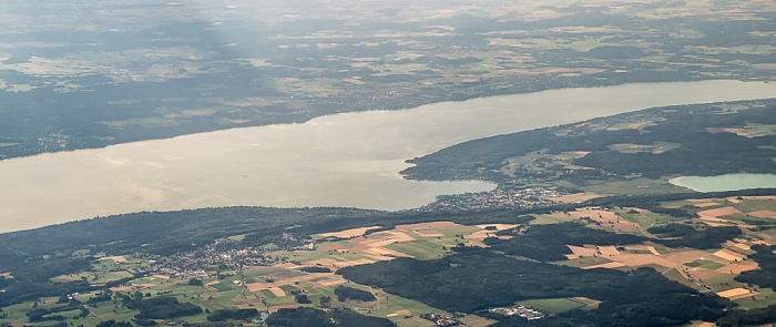 Bayern - Ammersee: Landkreis Starnberg (unten, Ostufer), Landkreis Landsberg am Lech (oben, Westufer) 2015-07-26 Flug DLA8197 Florenz (FLR/LIRQ) - München Franz Josef Strauß (MUC/EDDM) Andechs Herrsching am Ammersee Herrschinger Moos Pilsensee Luftbild aerial photo