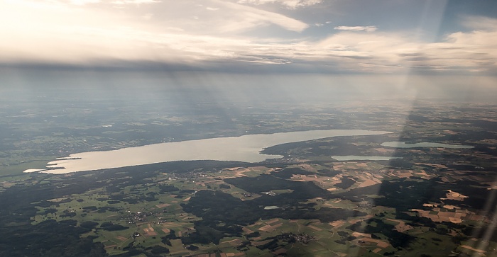 Bayern - Landkreis Starnberg (v.l.): Ammersee, Pilsensee, Wörthsee 2015-07-26 Flug DLA8197 Florenz (FLR/LIRQ) - München Franz Josef Strauß (MUC/EDDM) Herrsching am Ammersee Luftbild aerial photo