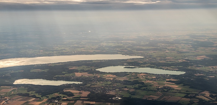 Bayern - Landkreis Starnberg: Ammersee (oben), Pilsensee (unten), Wörthsee (rechts) 2015-07-26 Flug DLA8197 Florenz (FLR/LIRQ) - München Franz Josef Strauß (MUC/EDDM) Hechendorf am Pilsensee Seefeld Luftbild aerial photo