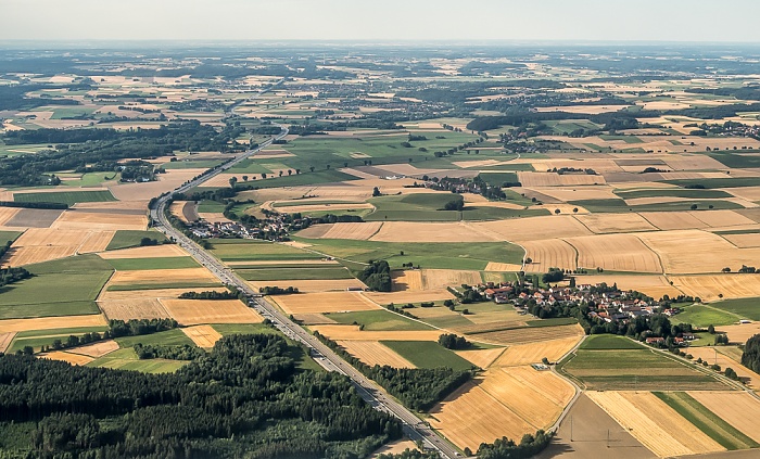 Bayern - Landkreis Freising: Bundesautobahn A 9 2015-07-26 Flug DLA8197 Florenz (FLR/LIRQ) - München Franz Josef Strauß (MUC/EDDM) Fahrenzhausen Großeisenbach Hetzenhausen Neufahrn bei Freising Luftbild aerial photo