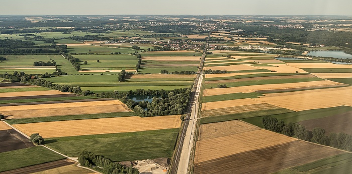 Bayern - Landkreis Freising: Bahnstrecke München - Regensburg 2015-07-26 Flug DLA8197 Florenz (FLR/LIRQ) - München Franz Josef Strauß (MUC/EDDM) Pulling Pullinger Weiher Luftbild aerial photo