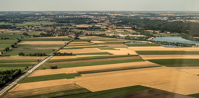 Bayern - Landkreis Freising 2015-07-26 Flug DLA8197 Florenz (FLR/LIRQ) - München Franz Josef Strauß (MUC/EDDM) Bahnstrecke München - Regensburg Pulling Pullinger Weiher Luftbild aerial photo