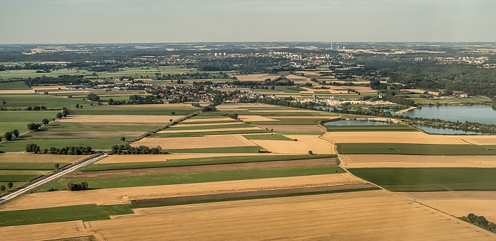 Bayern - Landkreis Freising: Pulling und Pullinger Weiher 2015-07-26 Flug DLA8197 Florenz (FLR/LIRQ) - München Franz Josef Strauß (MUC/EDDM) Bahnstrecke München - Regensburg Luftbild aerial photo