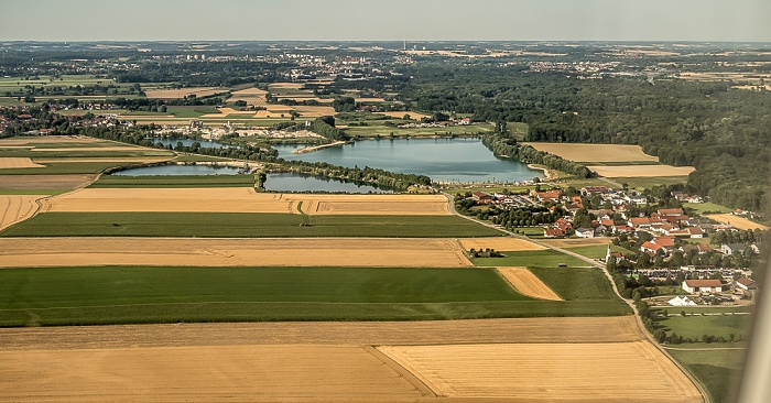 Bayern - Landkreis Freising (v.l.): Pulling, Pullinger Weiher, Achering 2015-07-26 Flug DLA8197 Florenz (FLR/LIRQ) - München Franz Josef Strauß (MUC/EDDM) Luftbild aerial photo