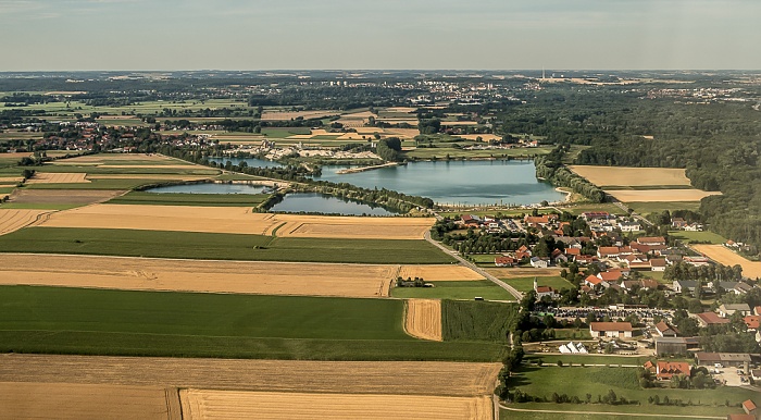 Bayern - Landkreis Freising (v.l.): Pulling, Pullinger Weiher, Achering 2015-07-26 Flug DLA8197 Florenz (FLR/LIRQ) - München Franz Josef Strauß (MUC/EDDM) Luftbild aerial photo