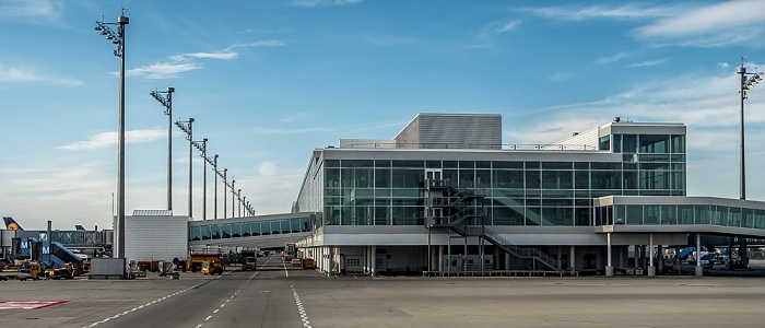München Flughafen Franz Josef Strauß: Terminal 2 (Satellitengebäude) 2015-07-26 Flug DLA8197 Florenz (FLR/LIRQ) - München Franz Josef Strauß (MUC/EDDM)