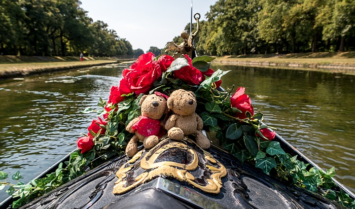 München Schlosspark Nymphenburg (Mittelkanal): Venezianische Gondel mit Teddine und Teddy
