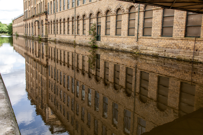 City of Bradford Saltaire: Leeds and Liverpool Canal und Salts Mill