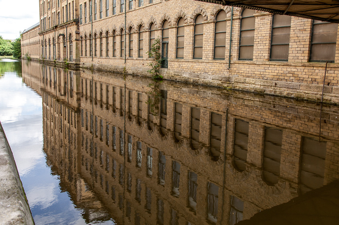 Saltaire: Leeds and Liverpool Canal und Salts Mill City of Bradford