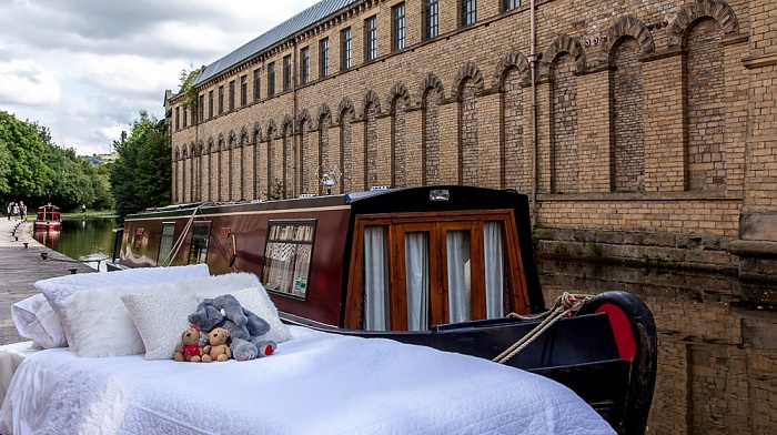 City of Bradford Saltaire: Leeds and Liverpool Canal und Salts Mill - Teddine und Teddy mit Elefant