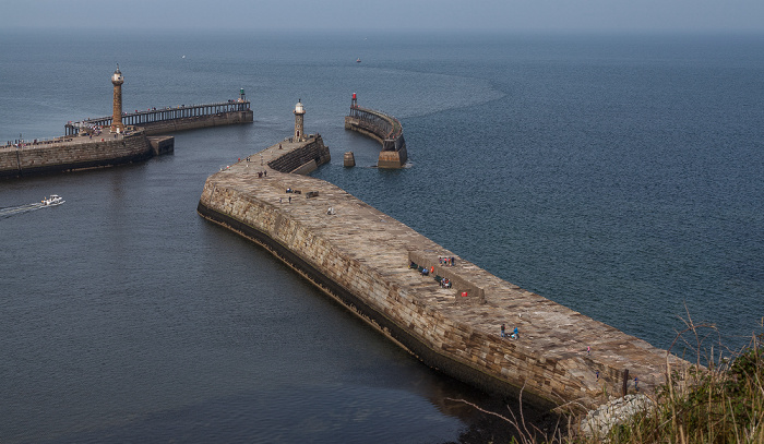 Whitby Lower Harbour, Nordsee East Pier West Pier Whitby East Lighthouse Whitby West Lighthouse