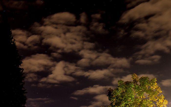 München Nördlicher Sternenhimmel mit Wolken