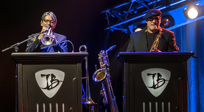 ratiopharm arena: Joe Bonamassa Neu-Ulm Lee Thornburg (Trompete), Paulie Cerra (Saxophon)