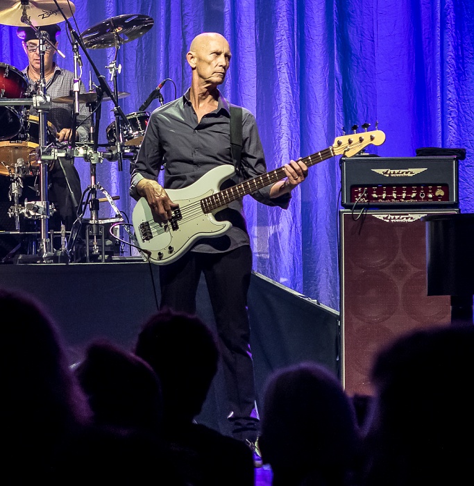 ratiopharm arena: Joe Bonamassa Neu-Ulm Michael Rhodes (Bass)