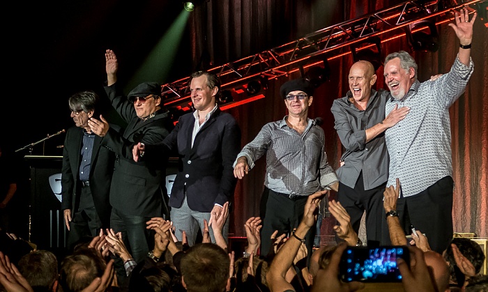 ratiopharm arena: Joe Bonamassa Neu-Ulm Lee Thornburg (Trompete), Paulie Cerra (Saxophon), Joe Bonamassa (Gitarre, Gesang), Anton Fig (Drums), Michael Rhodes (Bass), Reese Wynans (Klavier und Keyboard)