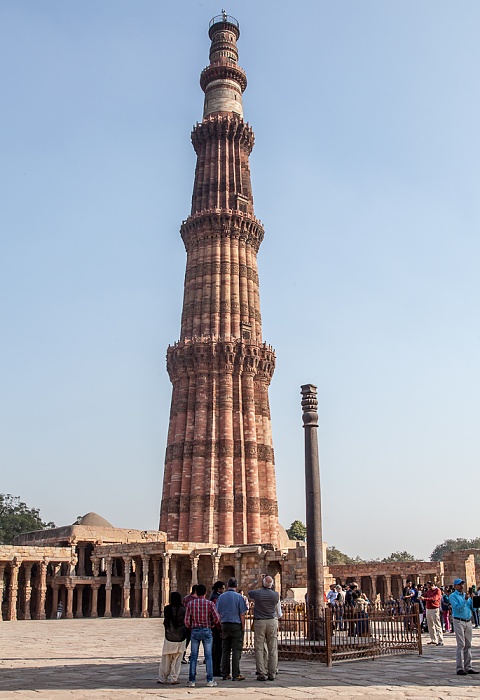 New Delhi: Qutb-Komplex - Quwwat-ul-Islam-Moschee, Qutb Minar und Eiserne Säule