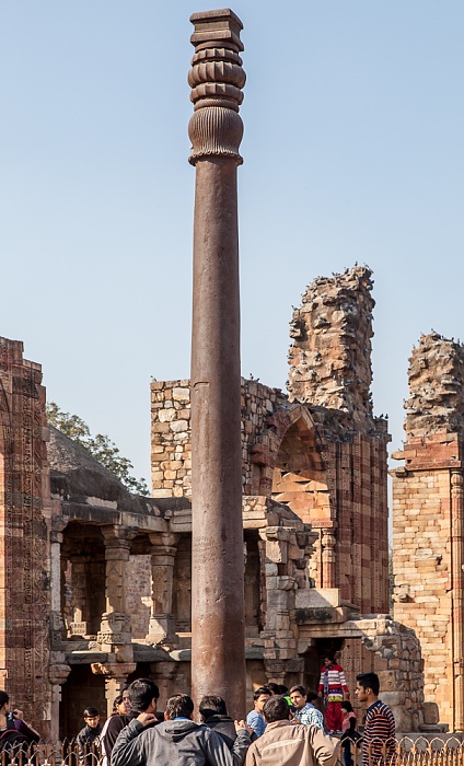 New Delhi: Qutb-Komplex - Quwwat-ul-Islam-Moschee und Eiserne Säule