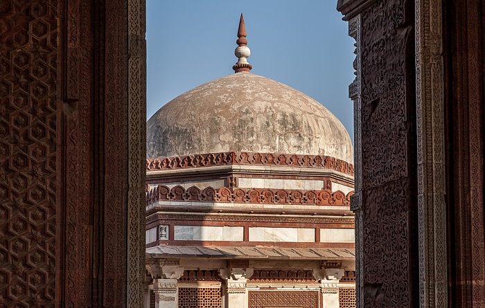 New Delhi: Qutb-Komplex - Quwwat-ul-Islam-Moschee: Alai Darwaza (vorne) und Imam-Zamin-Mausoleum Delhi